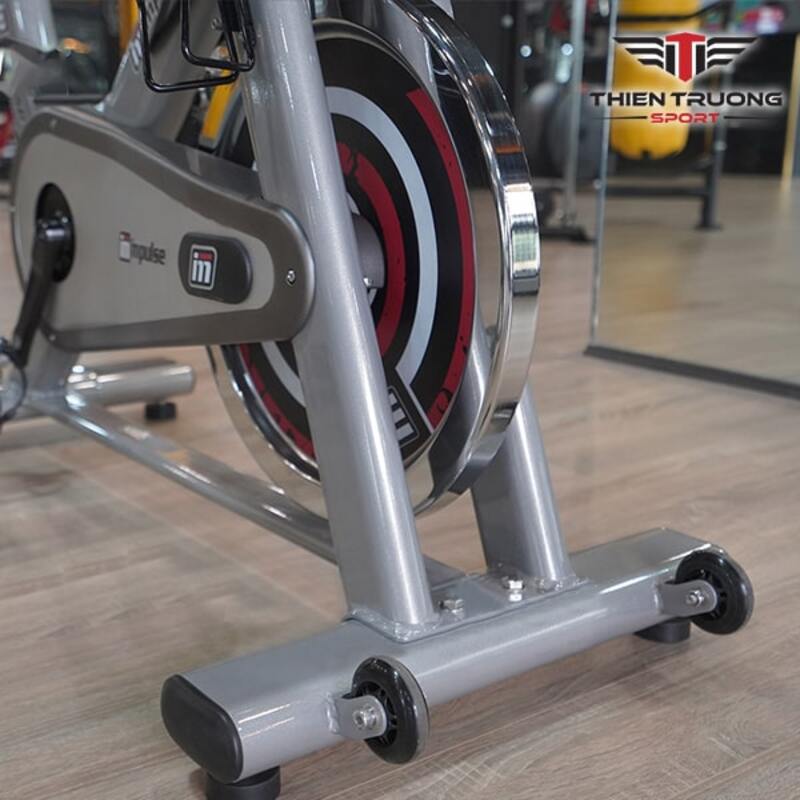 Chân đế xe có nut cao su chống trơn trượt khi tập luyện