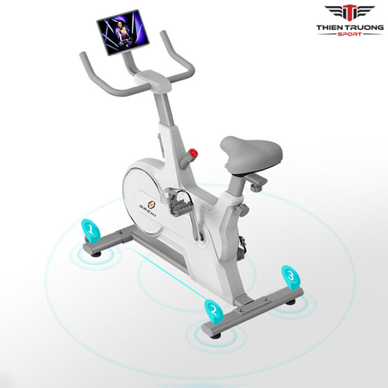 Xe đạp có 4 miếng lót cao su cố định không gây rung lắc khi tập