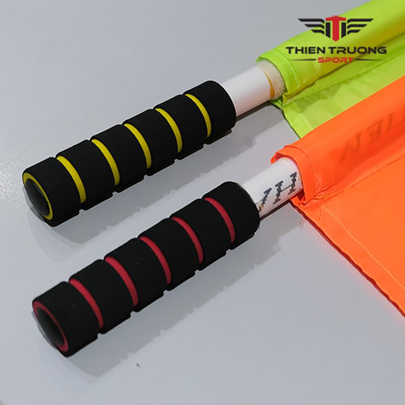 Tay cầm cờ lệnh thể thao được bọc mút êm tay, rất thoải mái, hạn chế trơn trượt