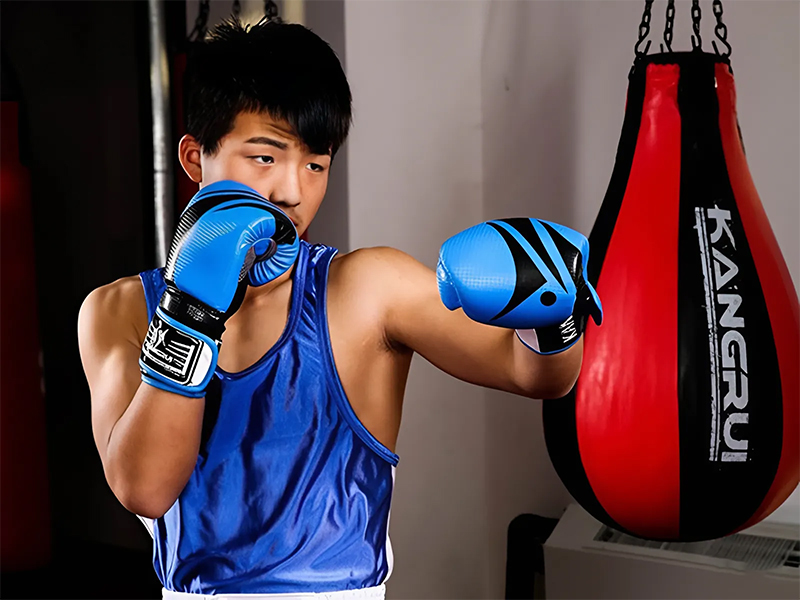 Tập đấm bao cát với găng tay boxing Kangrui KB337