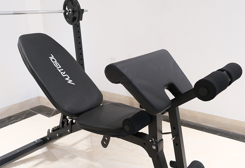 Yên ghế và bàn tập tay trước được bọc mút da dày