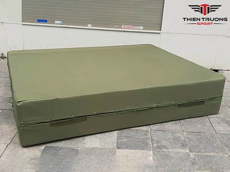 Kích thước đệm tối thiểu tập luyện phải ở mức 2m x 1,8m x 0,5m (DxRxC).