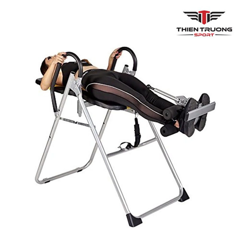 Ảnh thực tế sử dụng ghế tập dốc ngược 02Q tập kéo giãn tăng chiều cao.