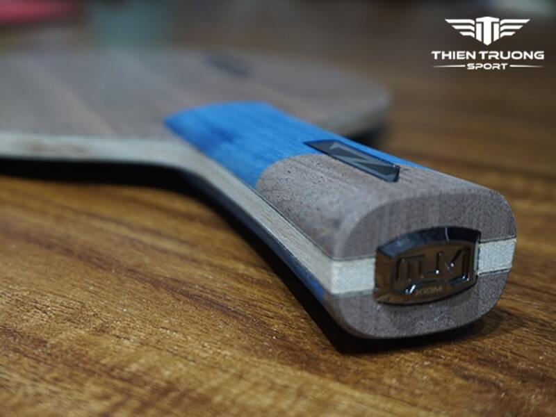 Tay nắm vừa tầm tay người chơi, chiều dài 10cm đạt chuẩn quy định Liên đoàn Bóng bàn Thế giới.