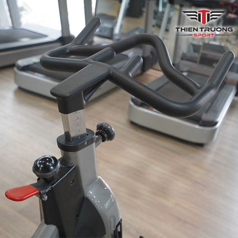 Tay cầm xe đạp bọc cao su êm ái, tránh bị chai tay khi tập luyện quá nhiều