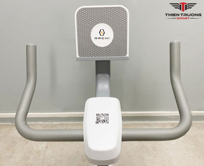 Tay nắm bọc da tạo cảm giác chắc chắn, tránh tình trạng chai tay khi tập luyện
