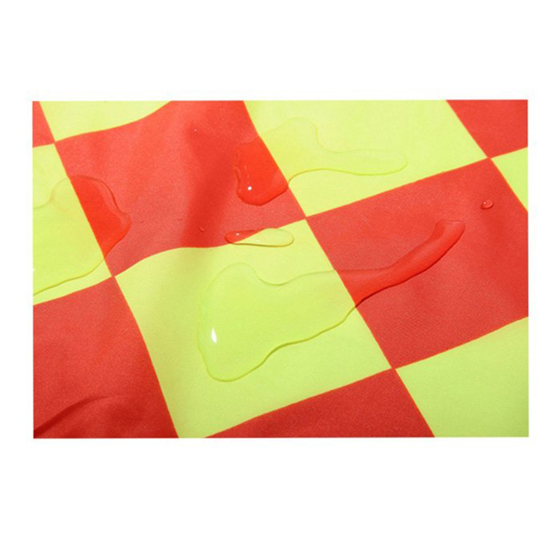 Cờ lệnh thể thao được làm từ vải Polyester có khả năng chống thấm nước tốt.