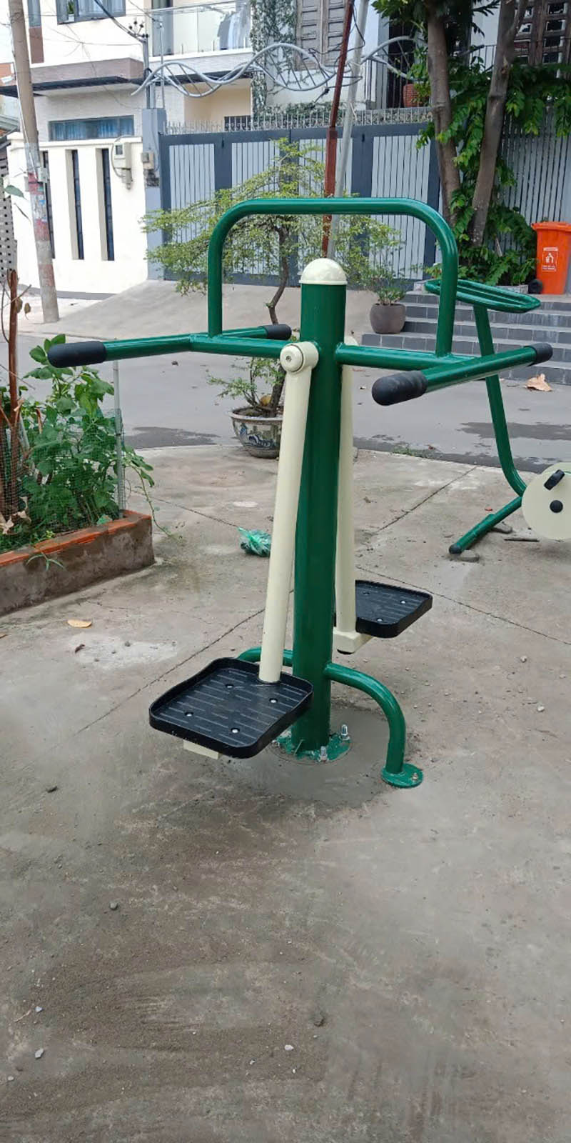 Thiết bị tập lưng eo đôi HQ-617 lắp đặt bằng cách chôn cố định xuống nền