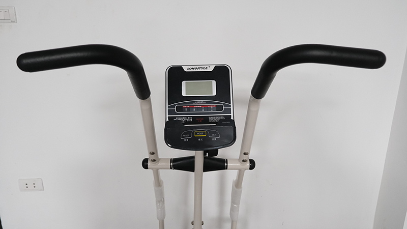 Xe đạp có tích hợp đồng hồ điện tử để theo dõi các chỉ số sức khoẻ