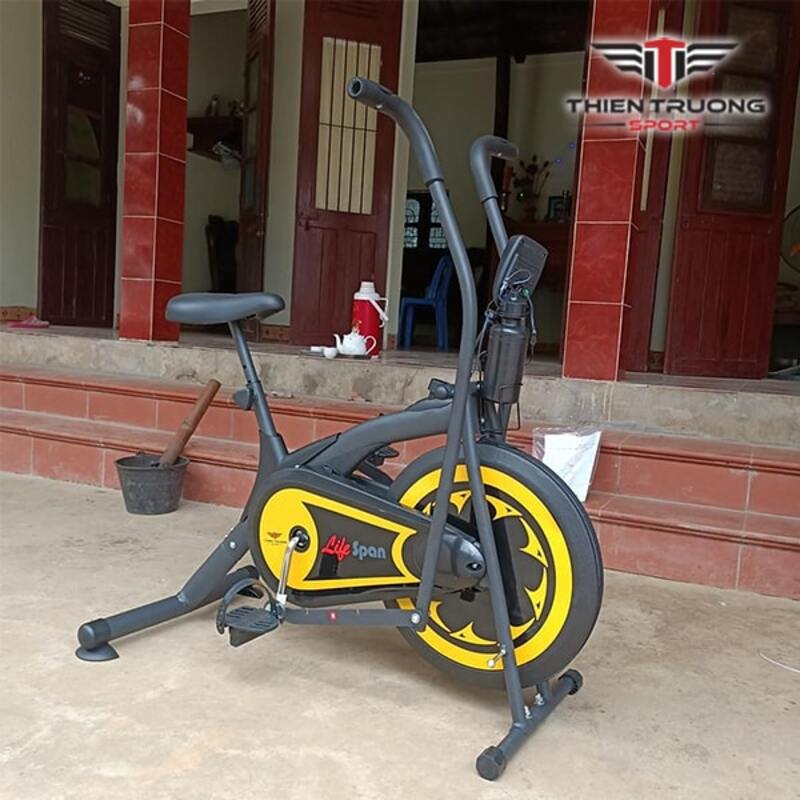 Khi tập xe bạn cần để xe chắc chắn, tránh vật cản gây khó khăn trong quá trình tập luyện