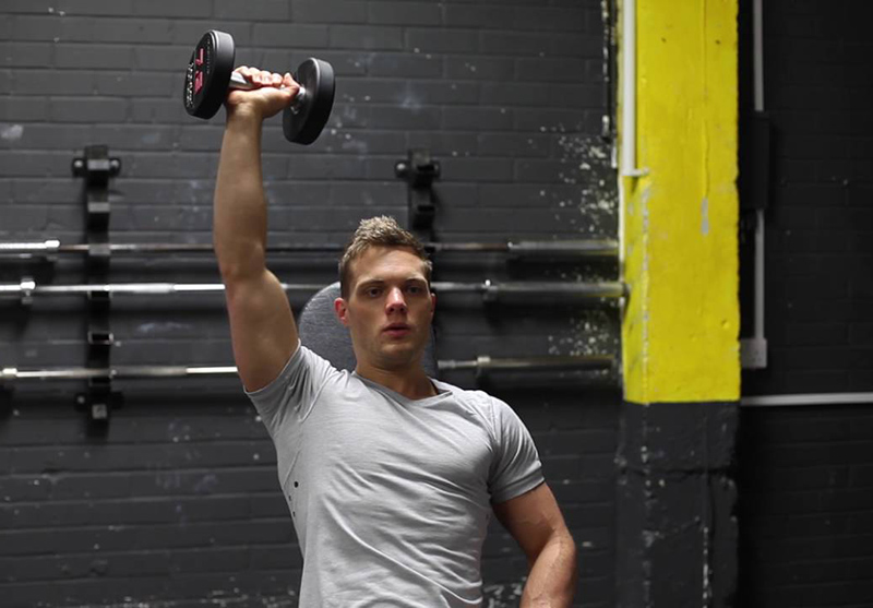 Bài tập Dumbbell One-Arm Shoulder Press giúp giảm lệch vai