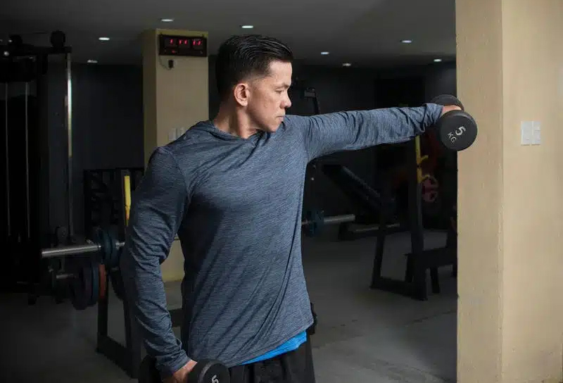Bài tập One-Arm Side Laterals cải thiện lệch vai