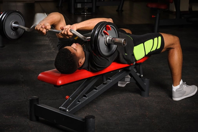 Bài tập với tạ Skull Crusher