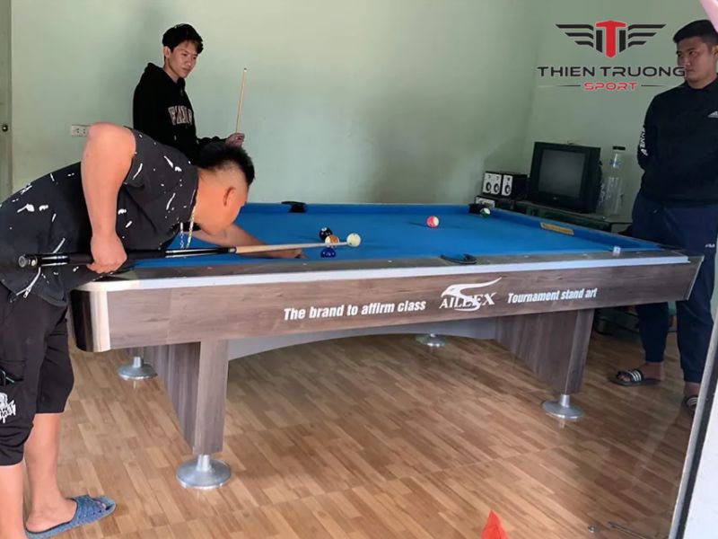 Hệ thống khung chân của Bàn Bida 9018 sử dụng chân hộp vuông gỗ đảm bảo độ ổn định, chắc chắn