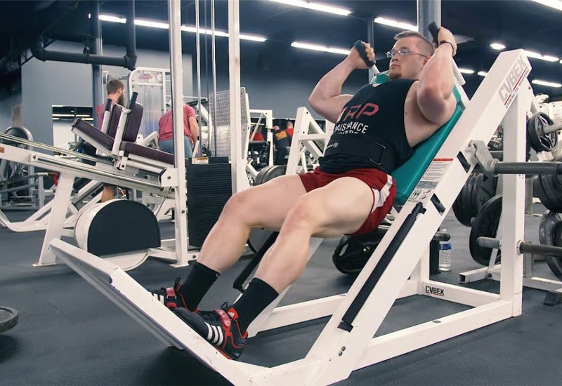 Duy trì tư thế đúng khi thực hiện bài tập Hack Squat