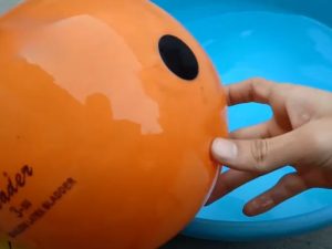 Miếng vá chuyên dụng và keo dán là những vật dụng không thể thiếu khi vá bóng