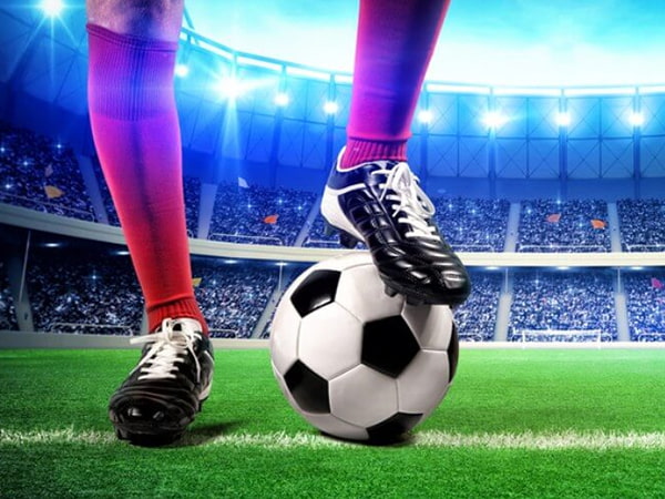 Tốc độ chạy phải nhanh để có thể dễ dàng vượt qua hàng phòng ngự đối thủ.