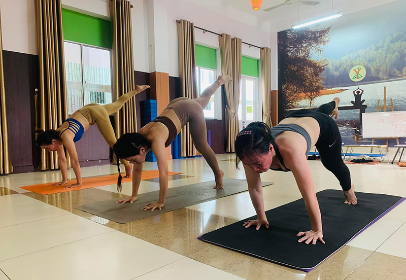 Tập yoga tại CLB Yoga Hương Tre
