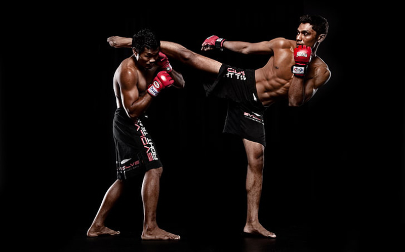 Spinning Back Kick tấn công vào phần cổ của đối thủ