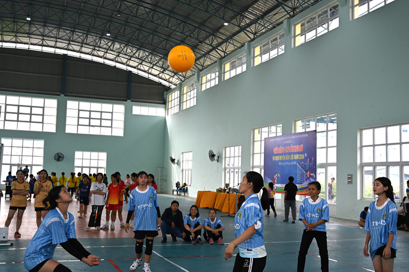 Tập luyện chơi bóng chuyền hơi
