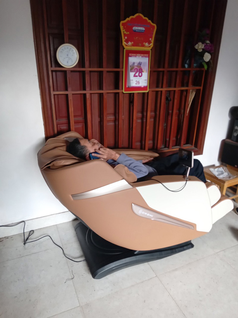 Khung ghế massage toàn thân có độ dài 130cm ôm sát cơ thể theo độ cong tự nhiên của cột sống