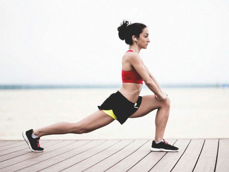 Kéo giãn cơ Hamstring tư thế đứng
