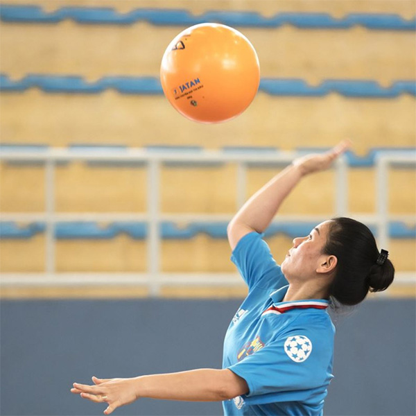 Kỹ thuật phát bóng cao tay chính diện
