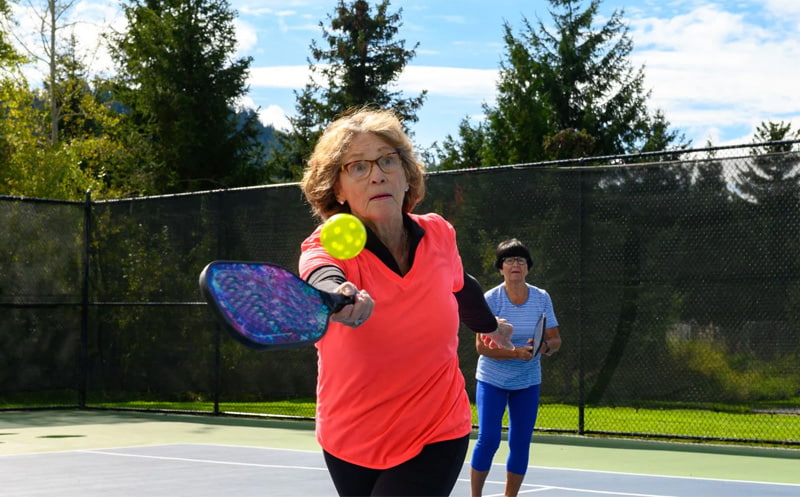 người cao tuổi có chơi được Pickleball không
