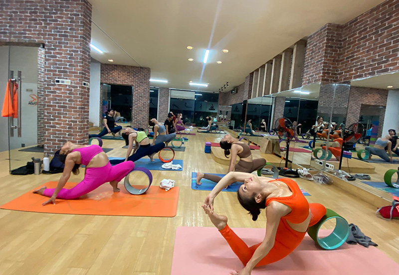 Tập yoga tại CLB Universal Yoga quận Bình Chánh