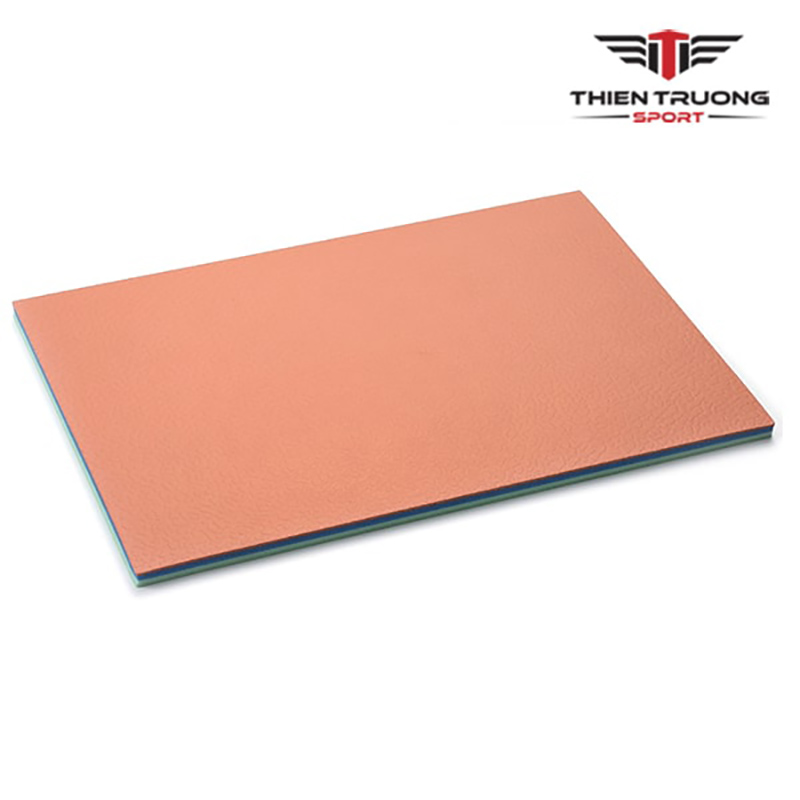 Thảm bóng chuyền Enlio A-10980 được chia thành các tấm và đóng thành cuộn