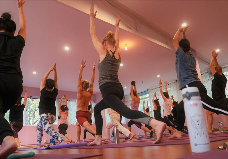 Tập yoga tại trung tâm đào tạo Yoga Living