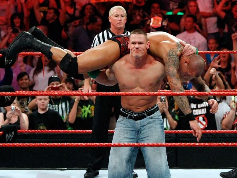 Nhiều người thắc mắc liệu WWE là thật hay chỉ mang tính biểu diễn