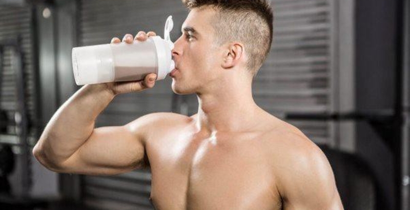 Bạn cần đọc kỹ thông tin sản phẩm và dựa trên các chỉ số cơ thể để xác định lượng whey phù hợp