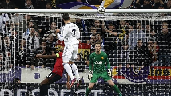 Màn nhảy cao ghi bàn 2.42m của Ronaldo giúp đội Bồ Đào Nha lọt vào chung kết Euro