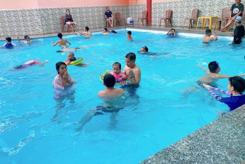 Hồ bơi Cúp Vàng bờ sông