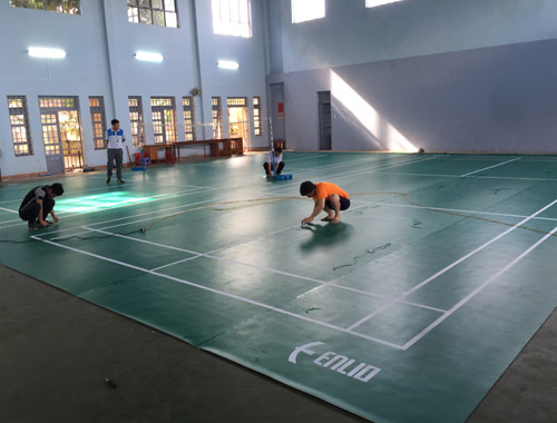 Làm sân cầu lông tại Trường THPT EaH'Leo