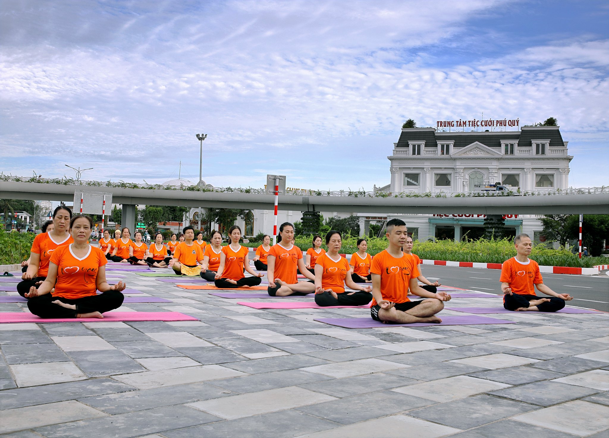 Yoga Hoa Phượng