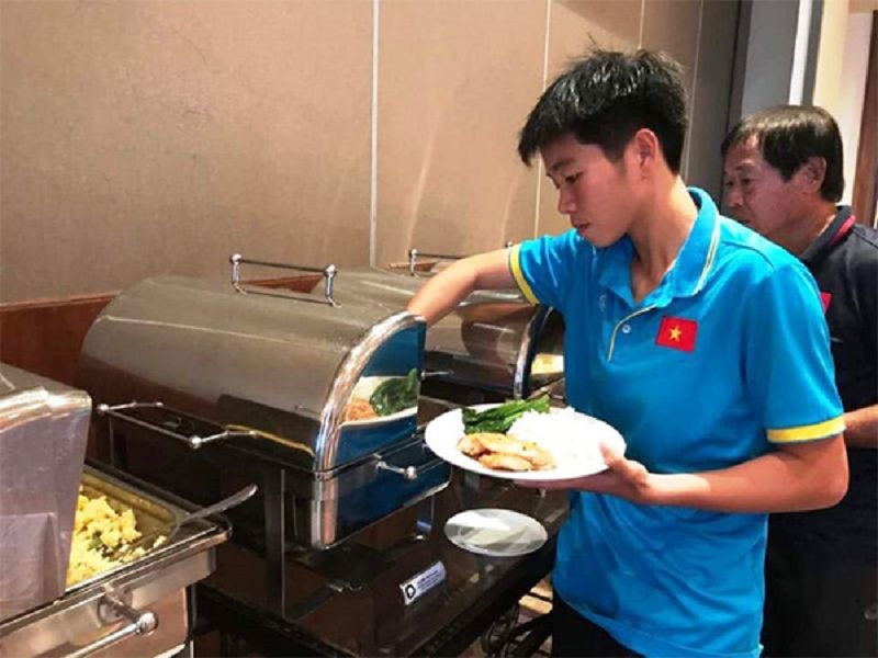 nên ăn gì trước khi đá bóng