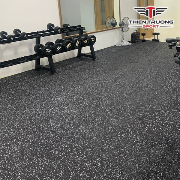 Thảm sàn cao su lót tại phòng gym