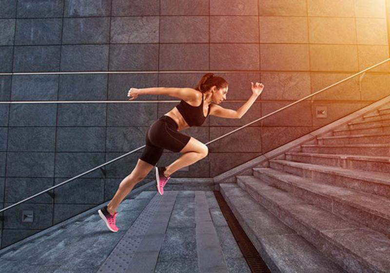 Tập cardio leo cầu thang