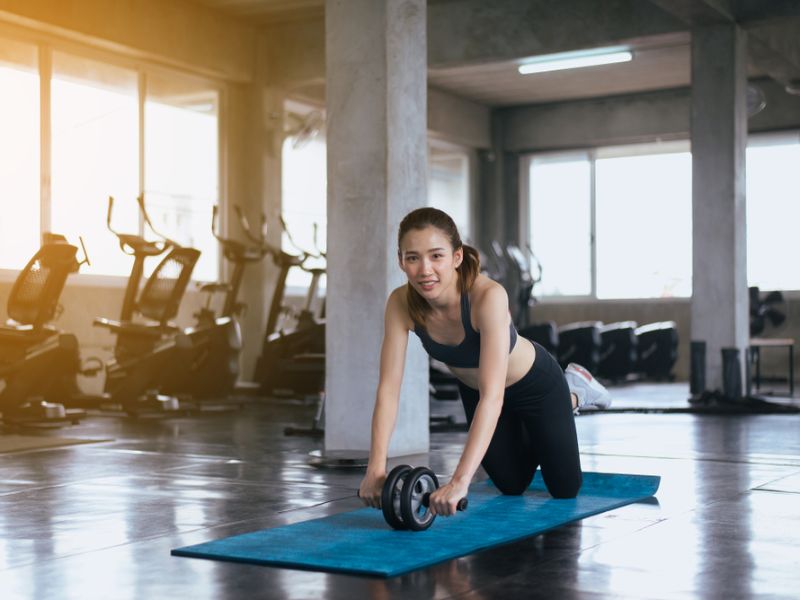 bài tập bụng với con lăn cho nữ