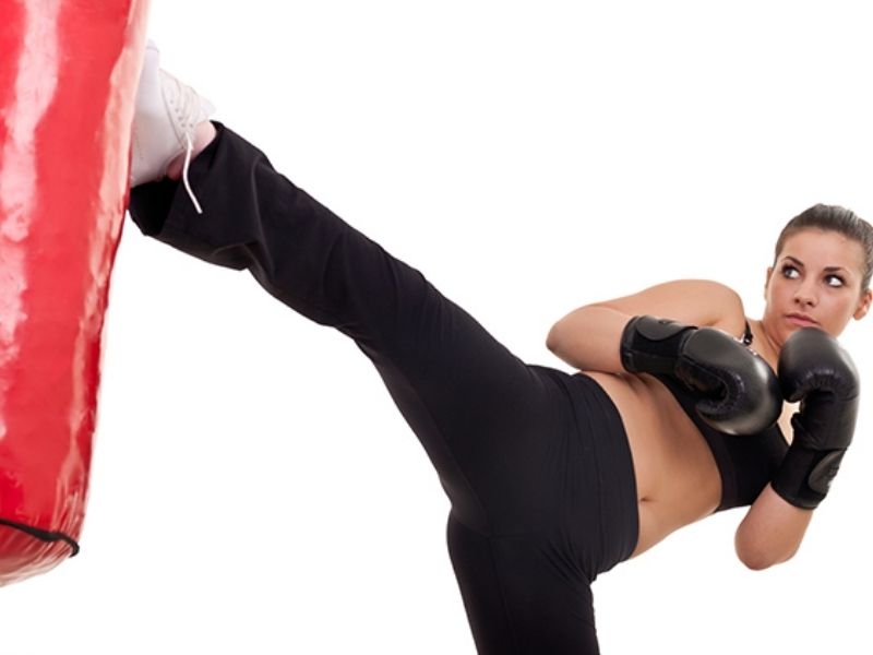 Việc tập bài tập kickfit tại nhà giúp bạn tiết kiệm được thời gian và công sức di chuyển