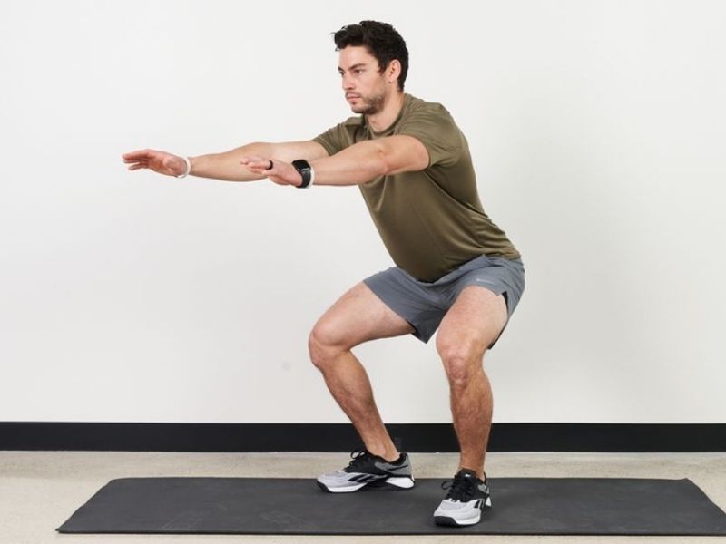 Squat là một bài tập kickfit tại nhà lý tưởng