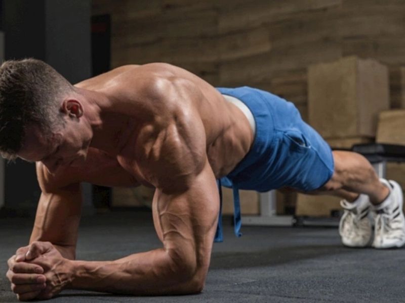 Plank là một bài tập kickfit tại nhà quen thuộc