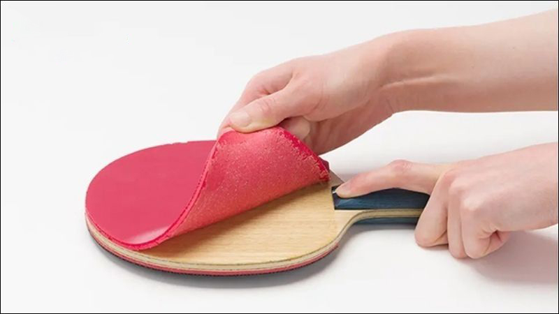 Bóc mặt vợt bóng bàn cũ để thay mới
