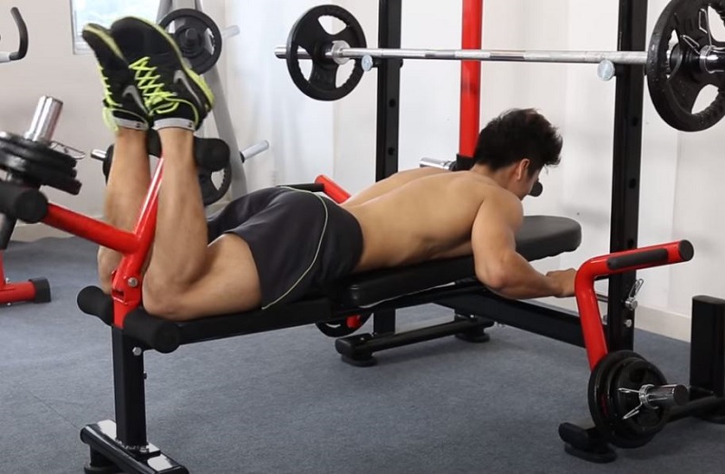 Bài tập đá chân sau với ghế tạ đa năng
