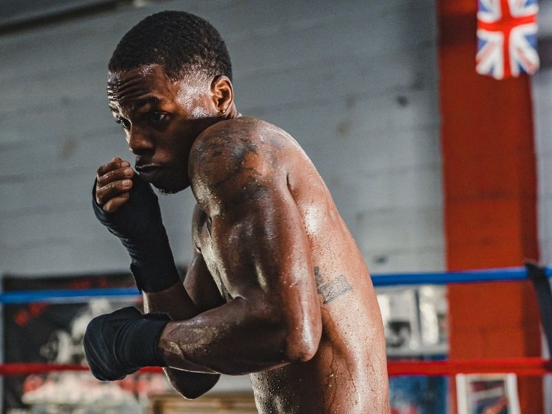 Tập luyện cách chặn cú đấm trong boxing một mình