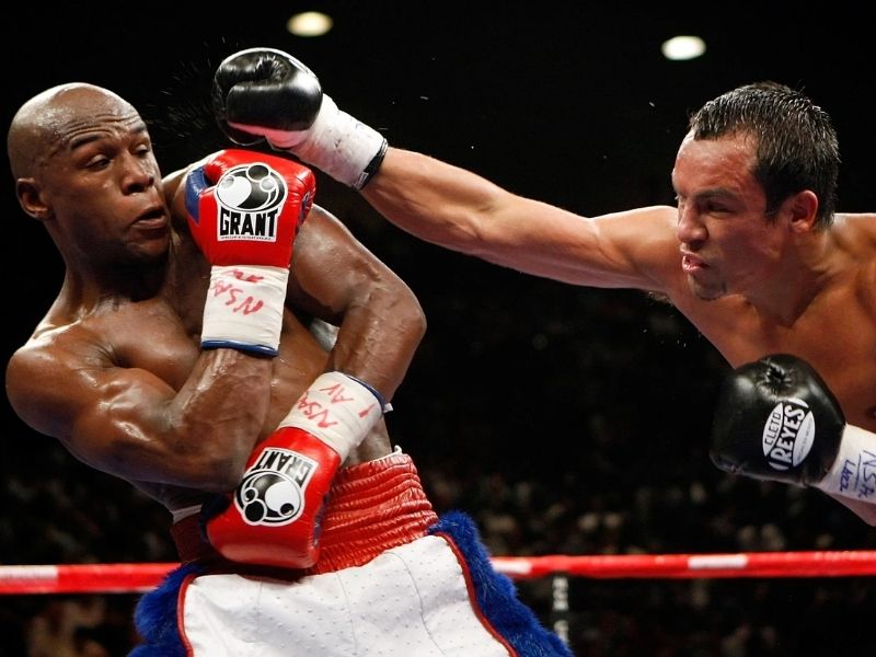 Shoulder roll là cách chặn cú đấm trong boxing bằng cách sử dụng vai