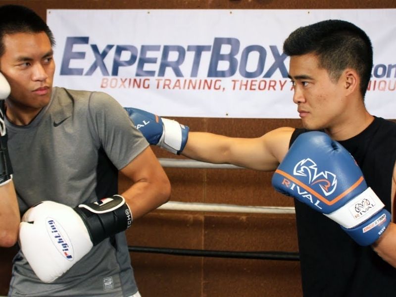 Chặn cú Hook bằng kỹ thuật Shoulder Roll
