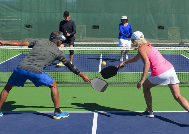 Kỹ thuật lên lưới (volleying) là một cách xử lý cú đánh mạnh trong pickleball